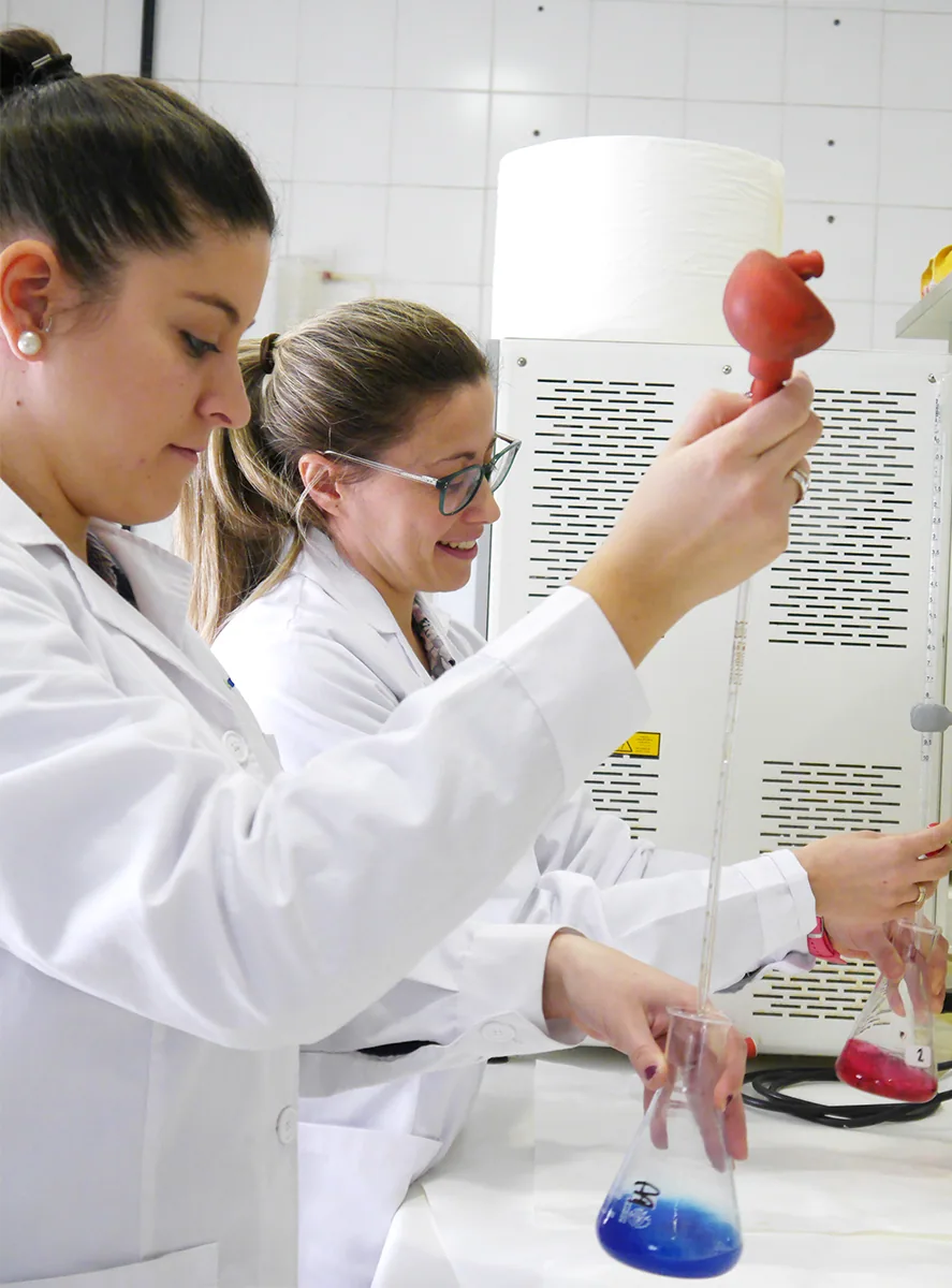Alinatur laboratory team